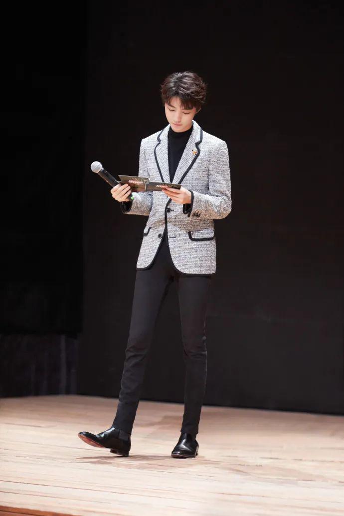 但是在电视屏幕中,并不能真实地感受到来自王俊凯的身高"压力"