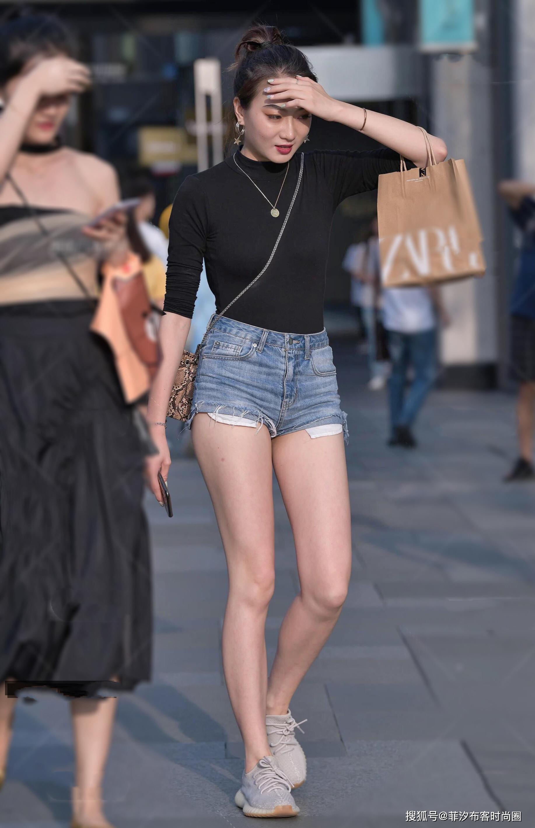夏天短裤打造美腿,是时髦人的标配,穿出不同风格