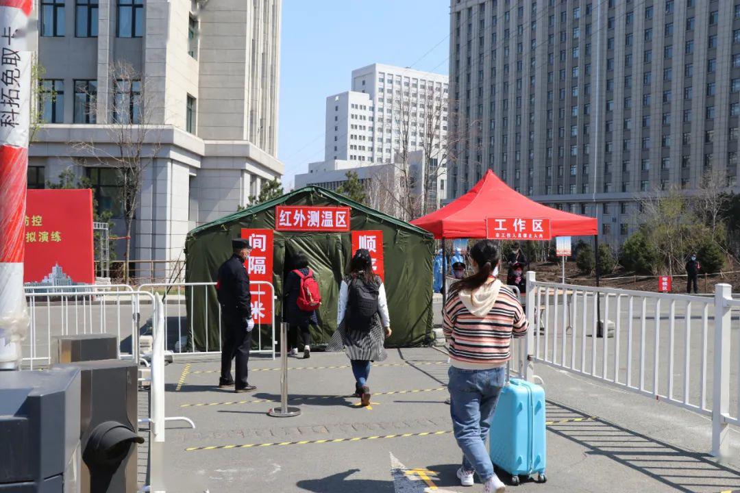 学校后,同一大客车下车的学生按照间隔2米的要求,逐一通过测温区测温