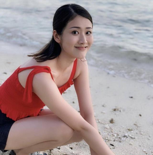 tvb小花为入娱乐圈辍学,直认自己是大花筒,盼能买楼赠父母_邓佩仪