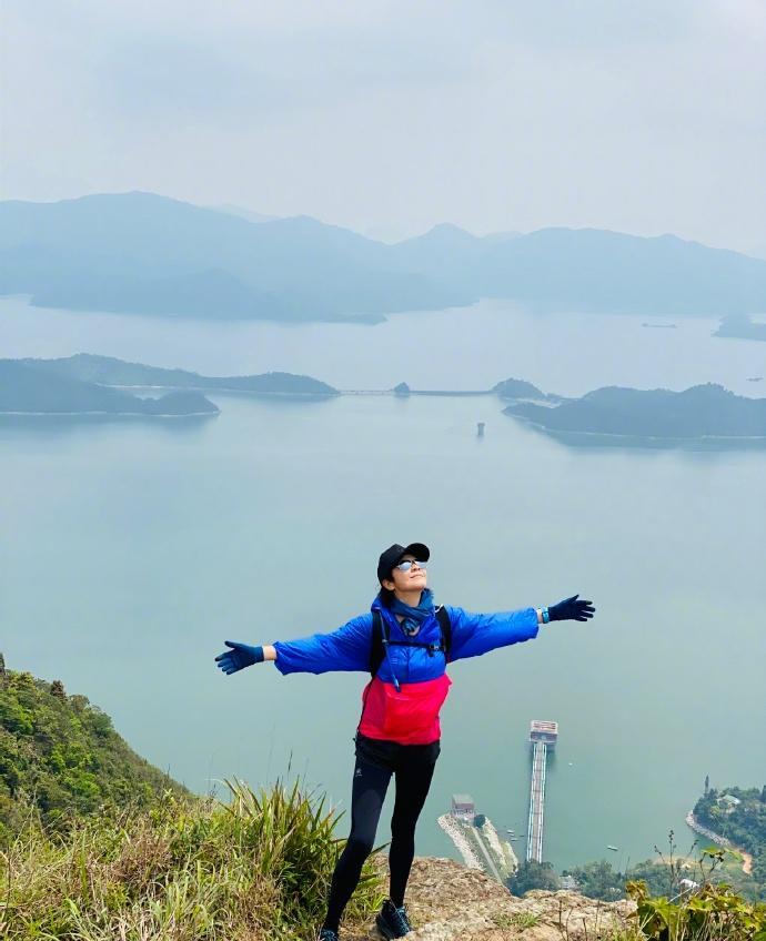 刘嘉玲晒跑步照片,和周润发一起完成22公里,55岁的人生比20岁更精彩