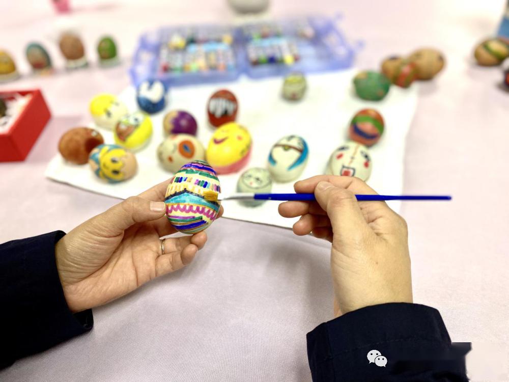 纷纷忙着创作自己的作品,用他们手中的画笔在白色的鸭蛋上精心描绘
