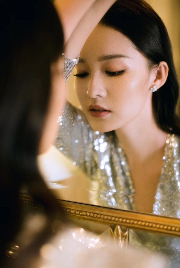 浓妆亮相,魅力眼妆俏丽眼线,近照中李沁的妆容精致,尤其是眼妆部分将