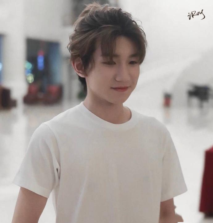 王源扎小辫近照,头发长得太快了,连后脑勺都可爱得冒泡!