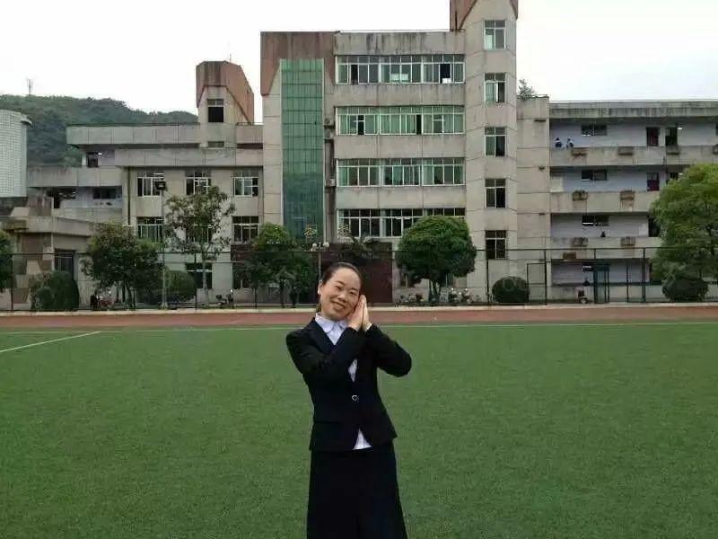 易恩琼,建始一中语文老师,执教多年,阅历丰富,爱好文学,钟情于诗歌