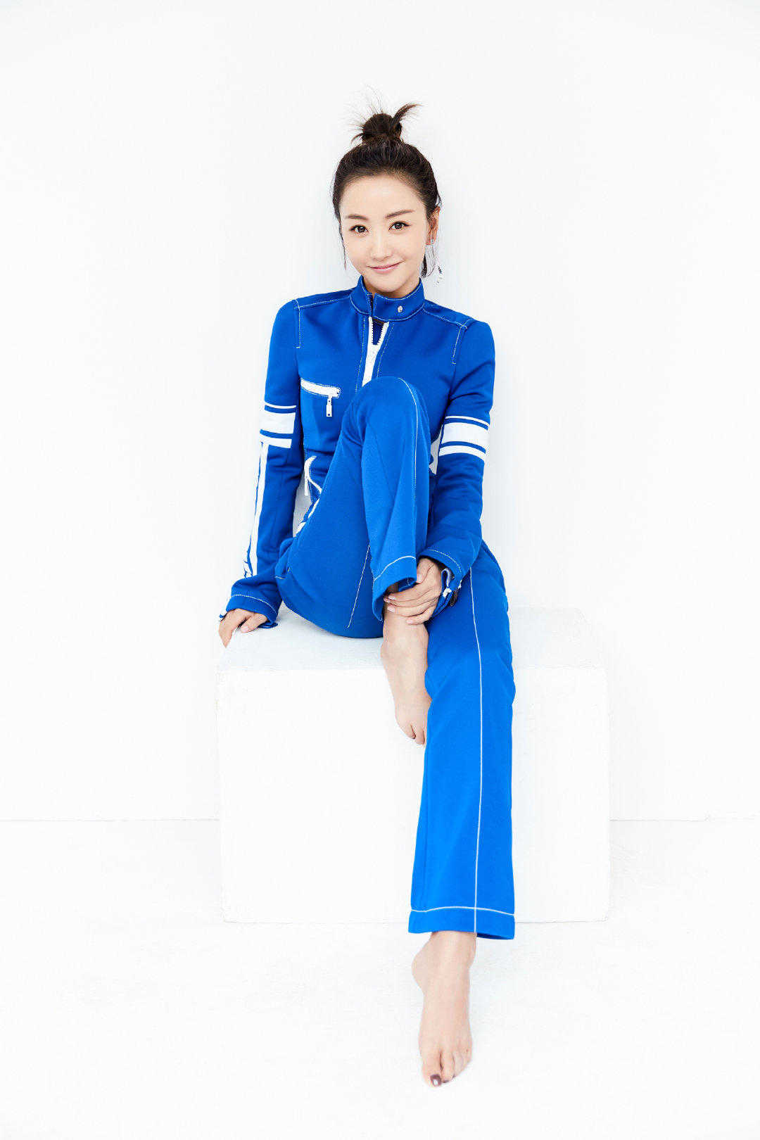 杨蓉太会穿了印花白色t恤配竖条纹半身裙洋气时髦好有魅力