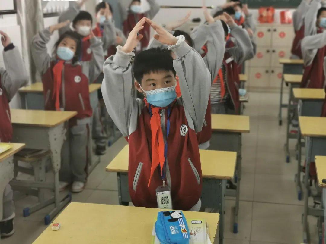 暖暖春日动起来三门县外国语小学防疫课间操活力上线