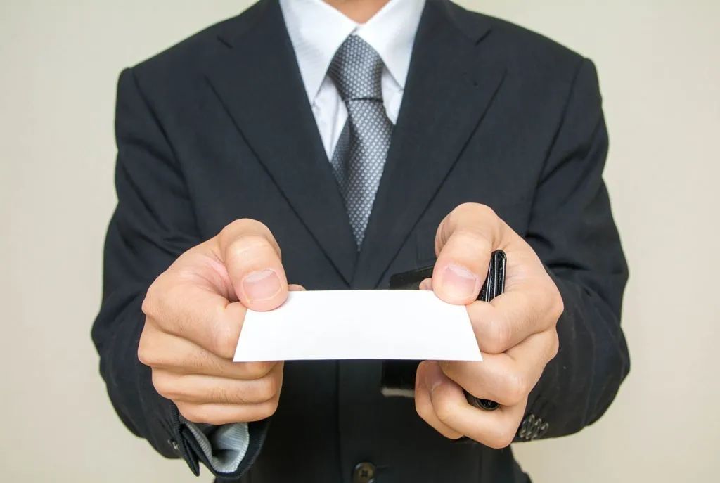 他递名片不是随手"派发",而是双手递上,名片正面朝向对方.