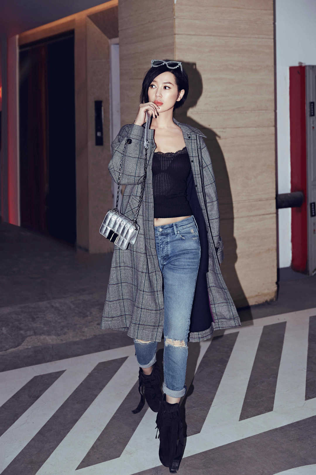 原创余男真霸气穿迷彩外套配牛仔裤增添自己身上的帅气魅力美腻了