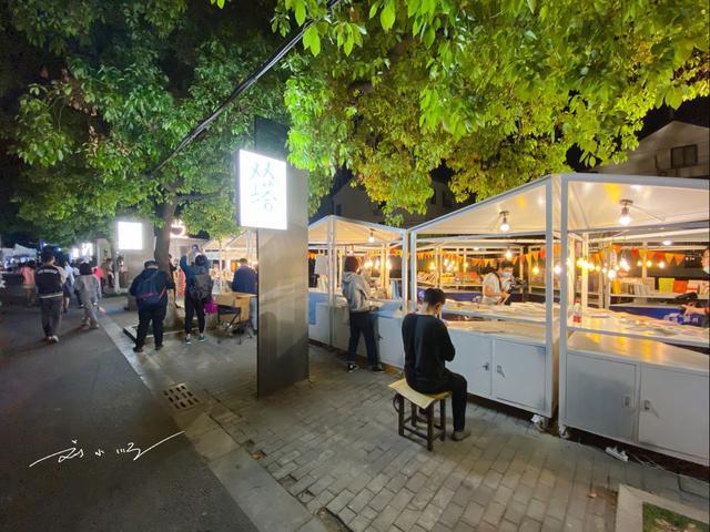 苏州最奇特的网红夜市晚上在菜市场里卖书文艺青年抢着来