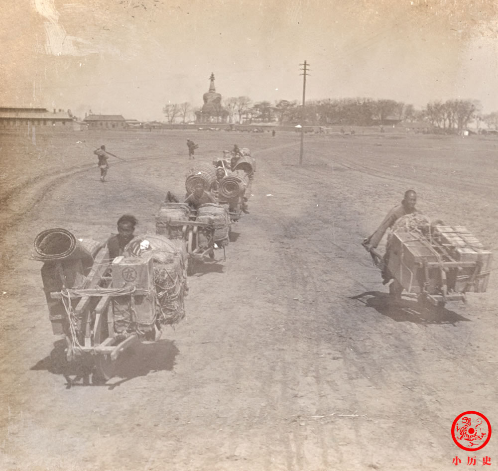 1905年,沈阳运载货物的独轮车.
