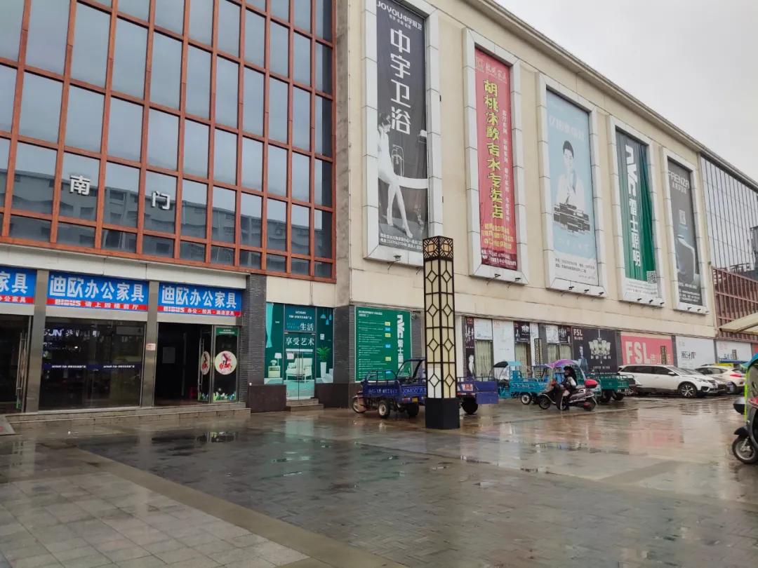 龙华路,仁山路,还有万尚庐陵文化商业广场内,还部分分布在滨江路,万里