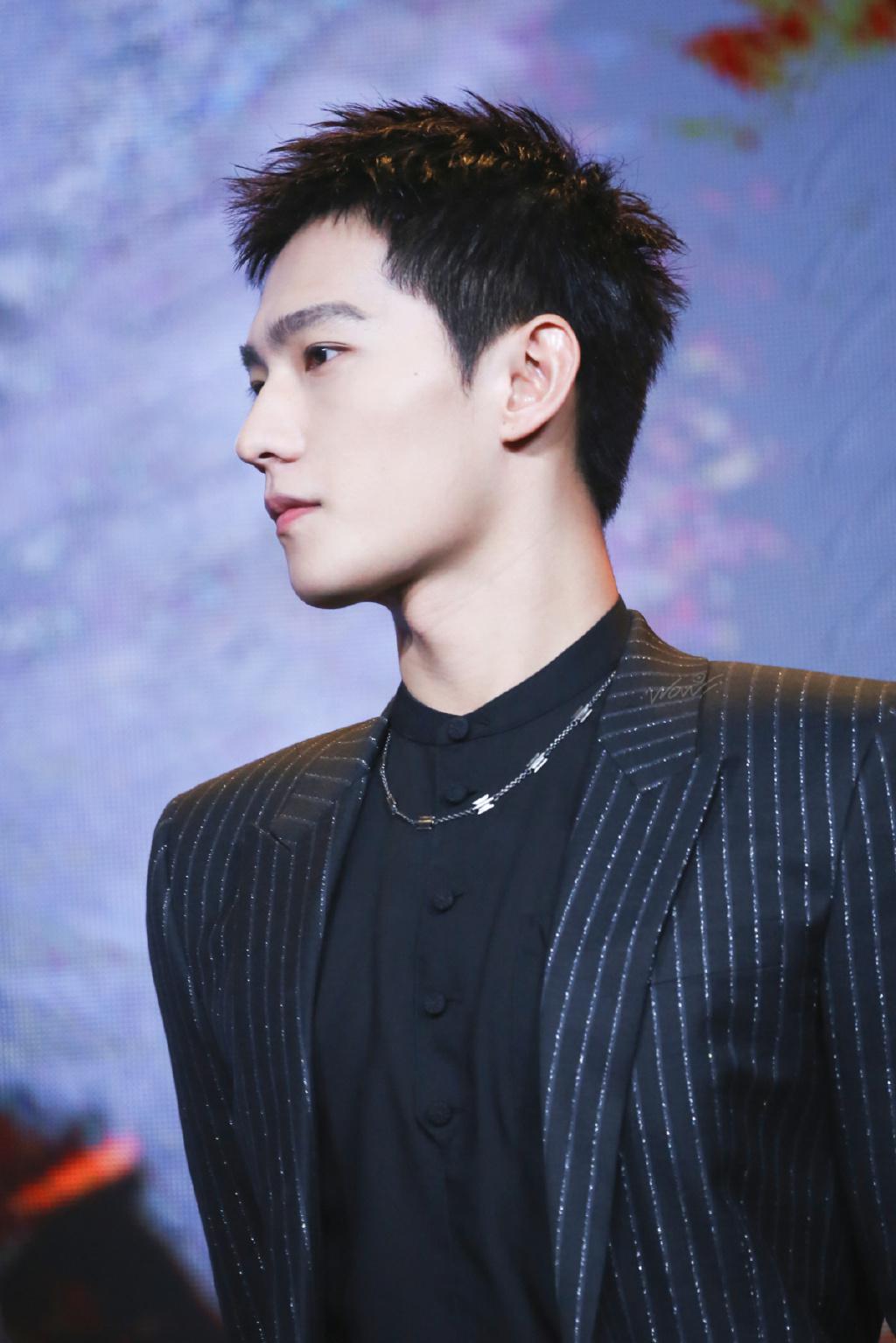 雕刻美男杨洋的绝美侧颜杀是心动的感觉