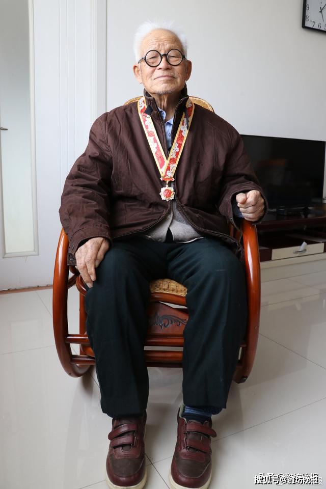 王振山回忆当年父亲接管坊子天主教堂抓敌特的故事.