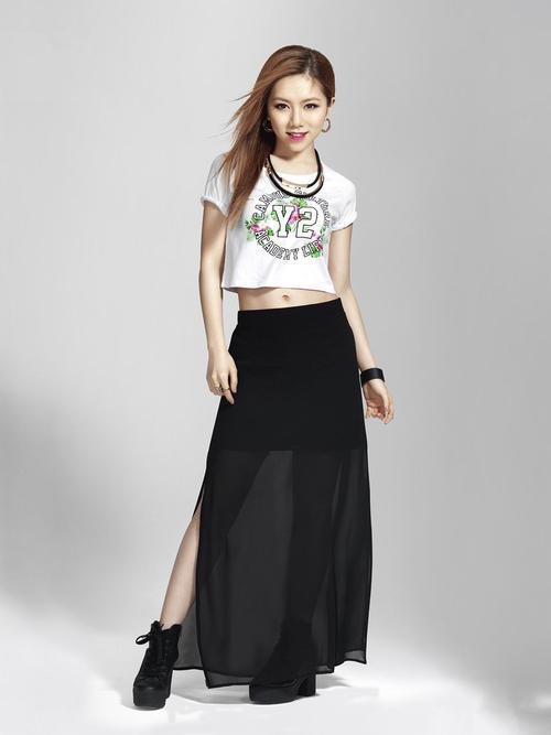 邓紫棋穿衣大胆黑色开叉裙显腿长脚踩高跟鞋穿长裙也不拖地