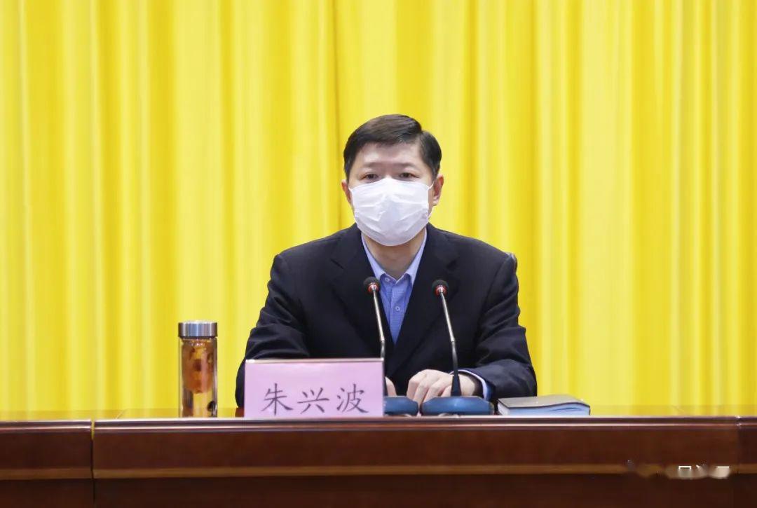 县委常委,常务副县长曹明丽主持会议,副县长张友俊,颜东,张凌云,李明