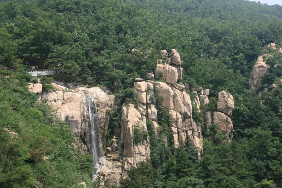 鲁商·新甫山位于山东省中部的新泰市境内,是由鲁商集团经营管理的一