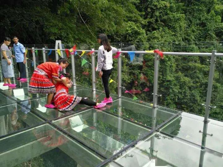 簡直就是一場視覺的饕餮盛宴,暢遊天馬山玻璃橋,隨手一拍,都是不加