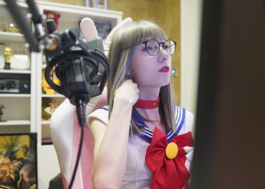 mlxg女装直播,站起来秀大腿,女主播的腿都没他细_消息