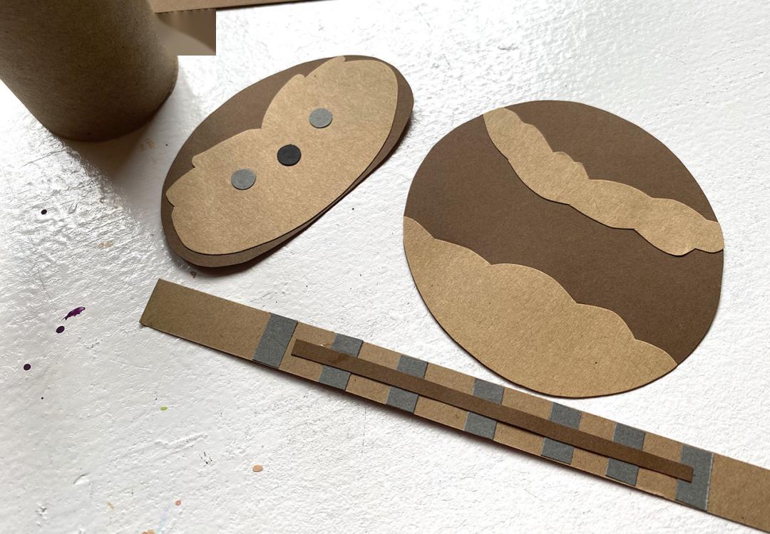 【图3】step 9:将灰色的矩形均匀地贴在"弹药带"上,并把棕色长条贴在