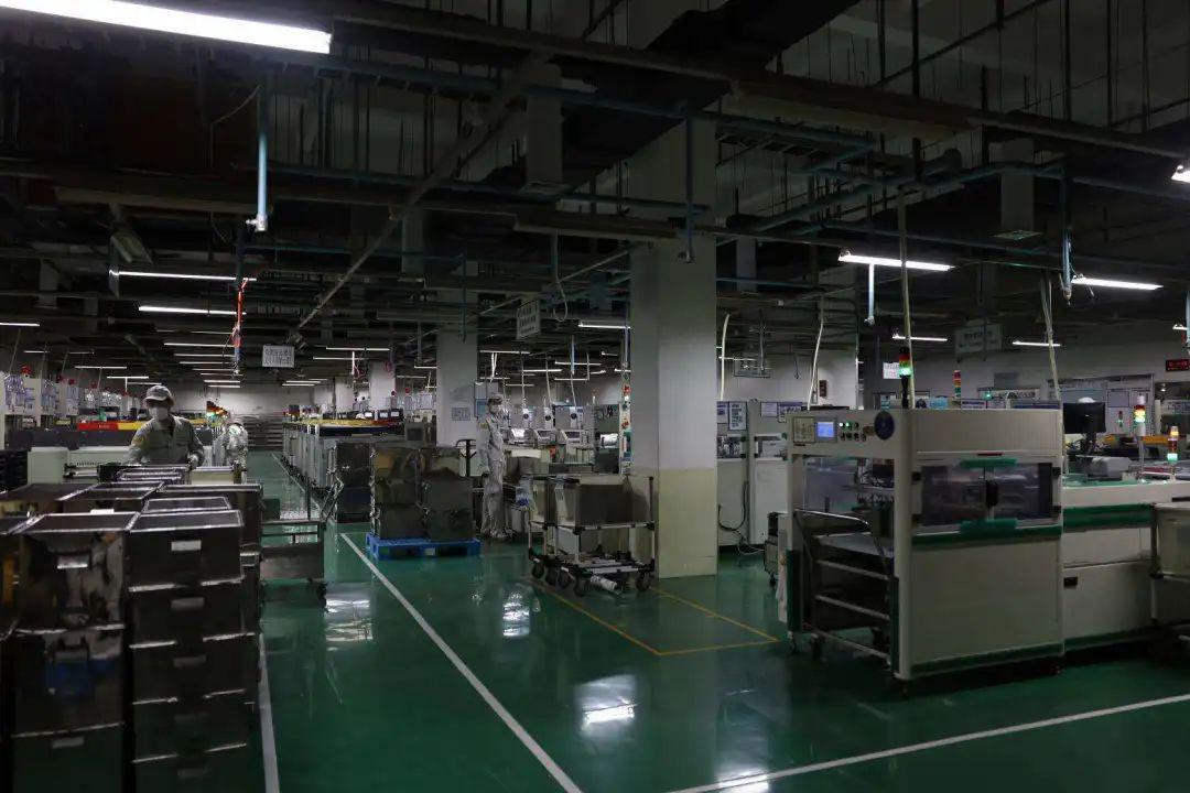 刚下线的电子线路板,工人们正仔细检查名幸电子公司电路板加工车间