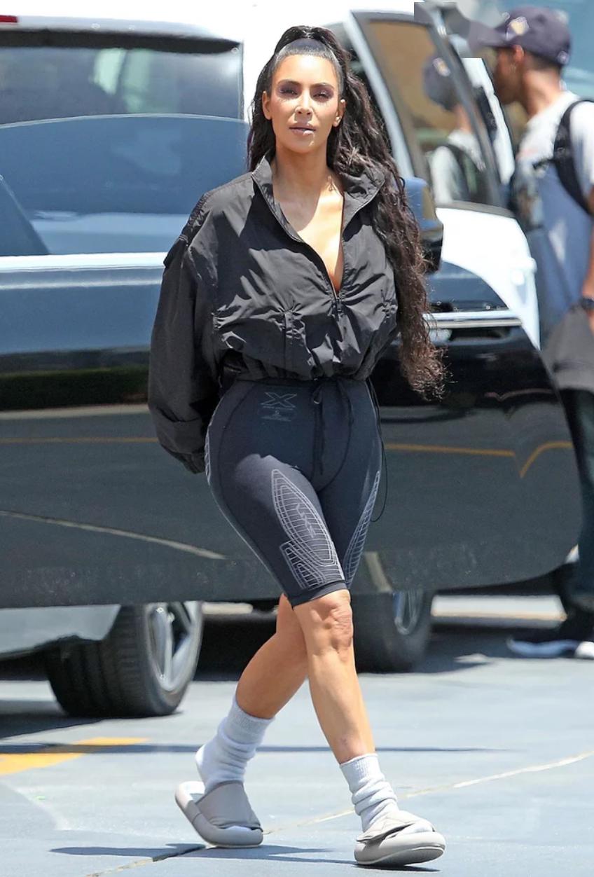 卡戴珊亲力为其应援丑萌拖鞋是下个时髦爆款