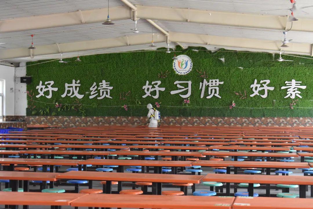 一起来看4月28日,邢台市红十字蓝天救援队来到爱凡杰中学,免费为学校