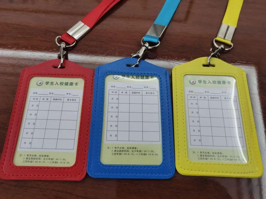学生在家先做好体温检测,要求家长在健康卡上如实填写孩子的测温情况