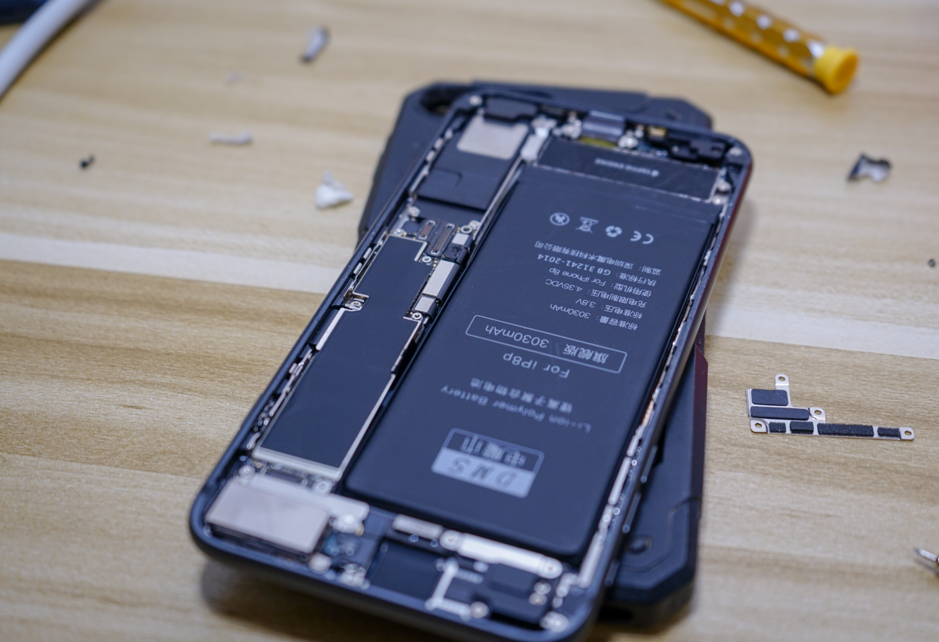 苹果8p电池排线位置图图片