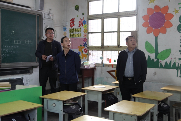 市委市政府督查华亭二中安口学区控辍保学工作