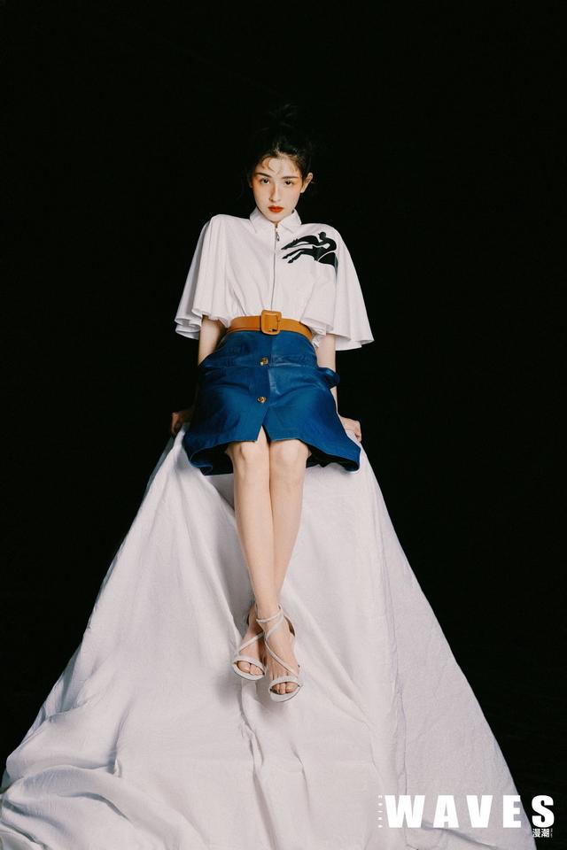 原创哈妮克孜微醺妆小俏皮手捧青苹果拍写真好一张漫画脸