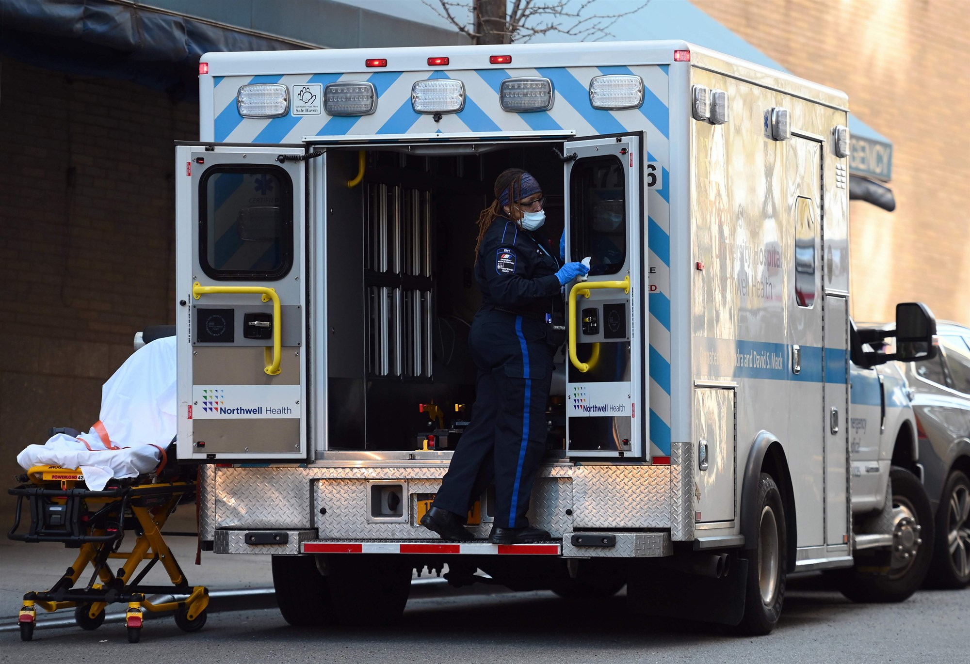 她也曾无数次和我说过,没等抬病患出救护车,病患已经快不行了的场景.
