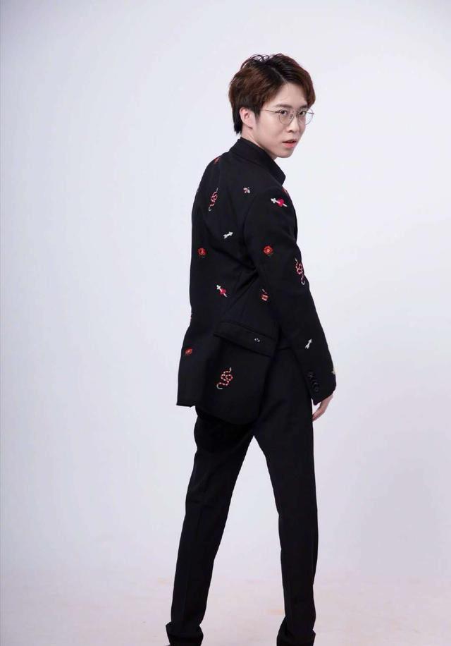 嗨氏放出十八岁照片,帅气之中更显青涩,网友:妥妥的小鲜肉!_直播