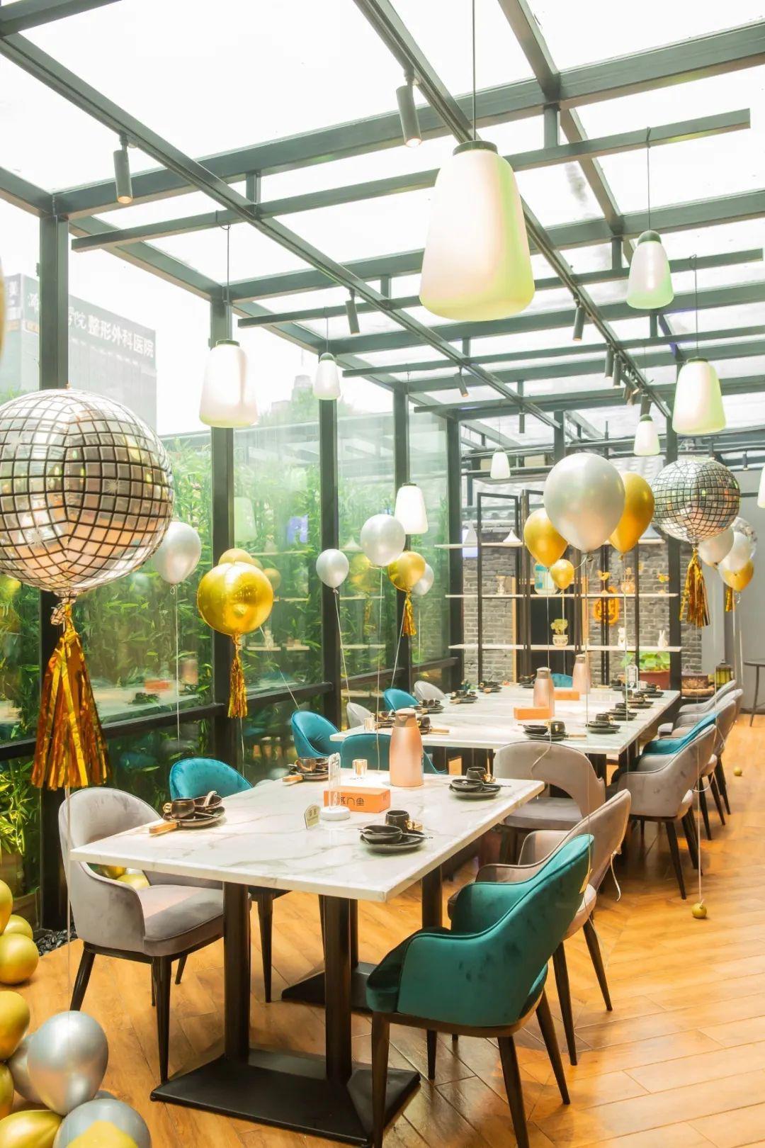 藏在潍坊城门里梧桐树下的这家餐厅,一上菜就暴露出肉欲横流的"另一面