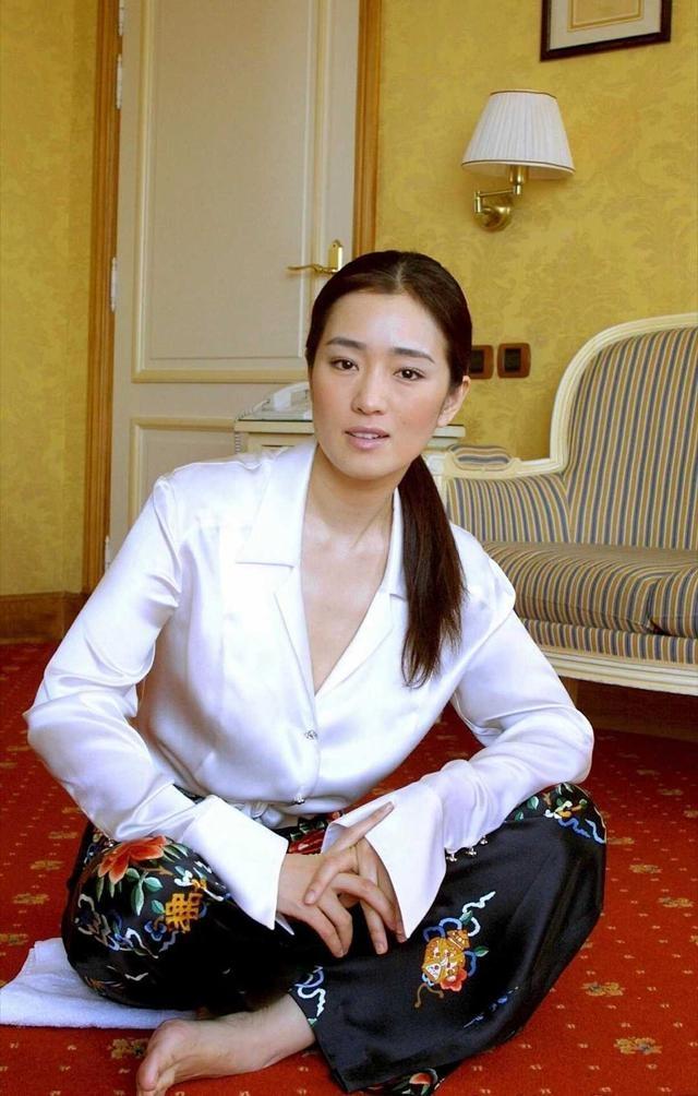 巩俐气场十足,白衬衣配阔腿裤太高级,美得无法超越