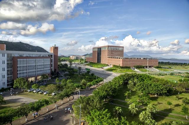 中山大学有5个校区,其中3个校区在广州,1个校区在珠海,1个校区在深圳