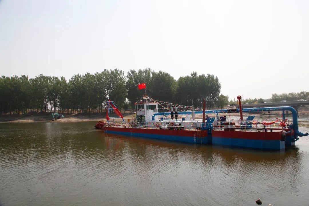 车辆鸣笛并启动赴工程现场,北运河香河段旅游通航工作进入了新阶段