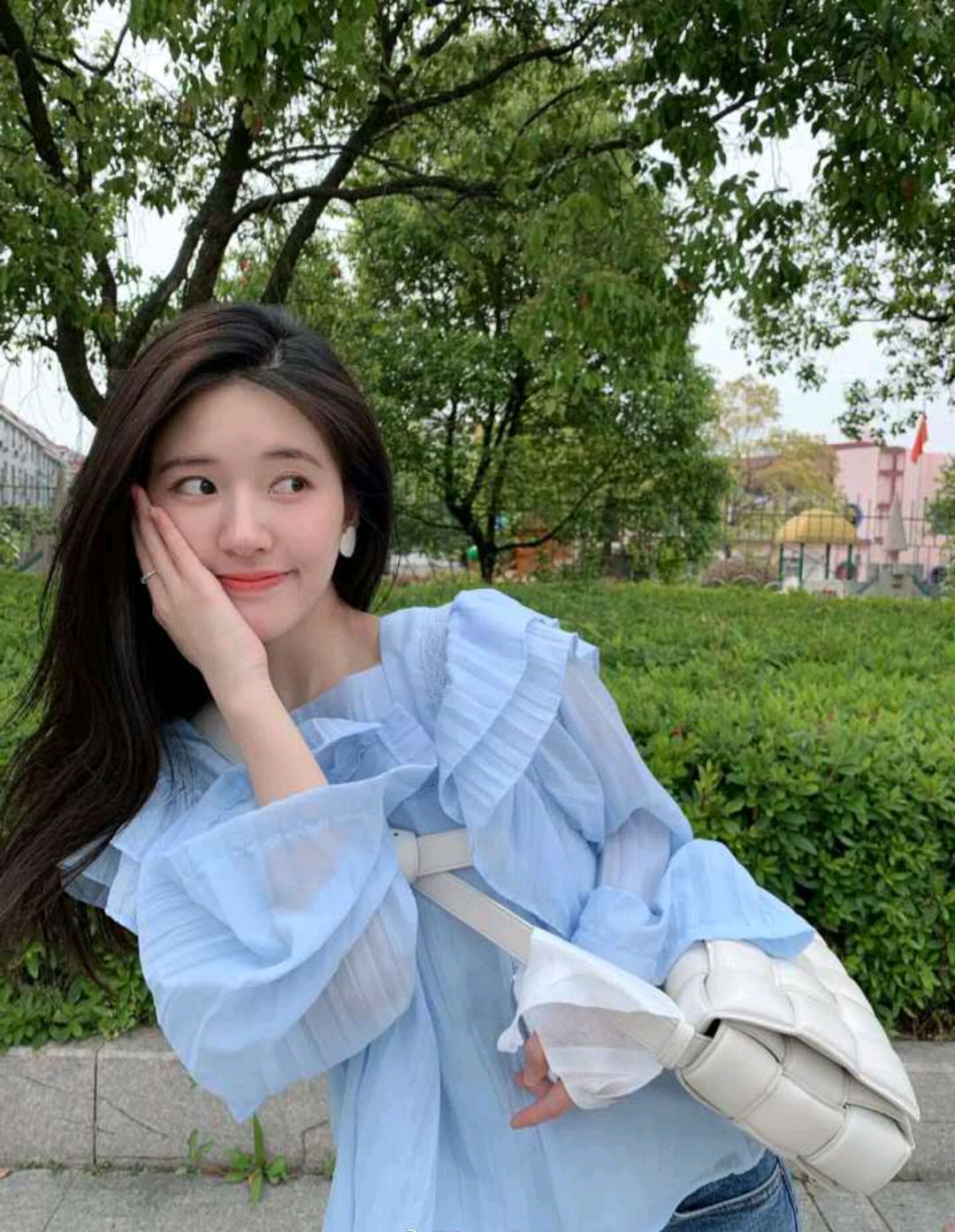 原创22岁的赵露思穿搭很高级,穿蓝色衬衫配蓝色牛仔裤,气质清新甜美