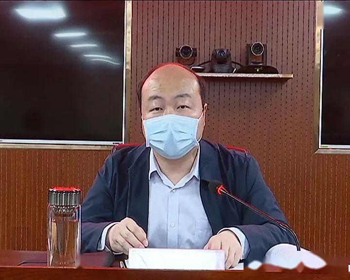 4月27日,我县召开物业管理体制改革工作部署会议,县领导田军威,刘建峰