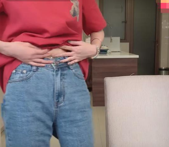 原创张大奕开直播让助理狠狠打肚子坚决否认怀孕传闻