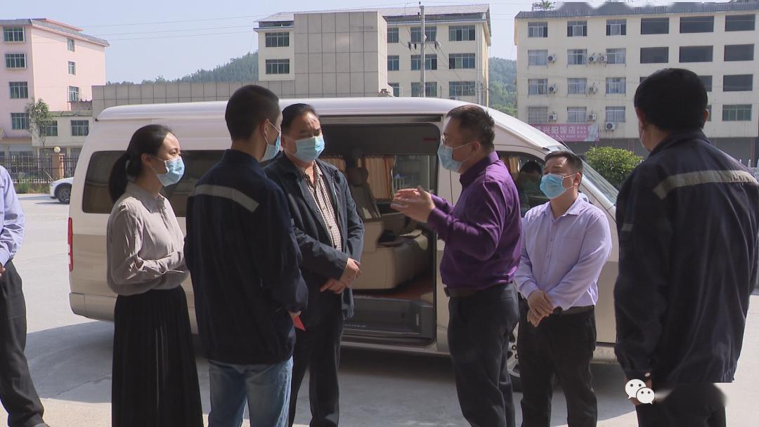 五一国际劳动节来临之际鲁旭东看望慰问劳动模范代表并寄语全区劳动者