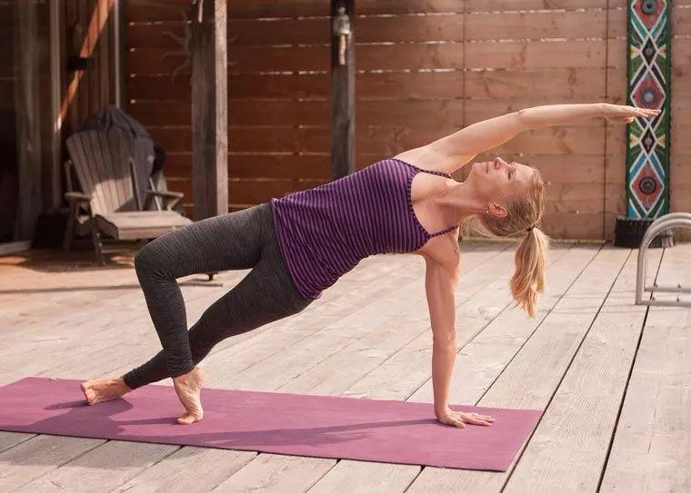 一套简单的晨练流瑜伽序列,唤醒身体,活力满分!(收藏级)_动作