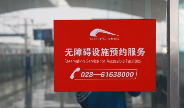 地铁上让座为啥子网友还叫他憨憨