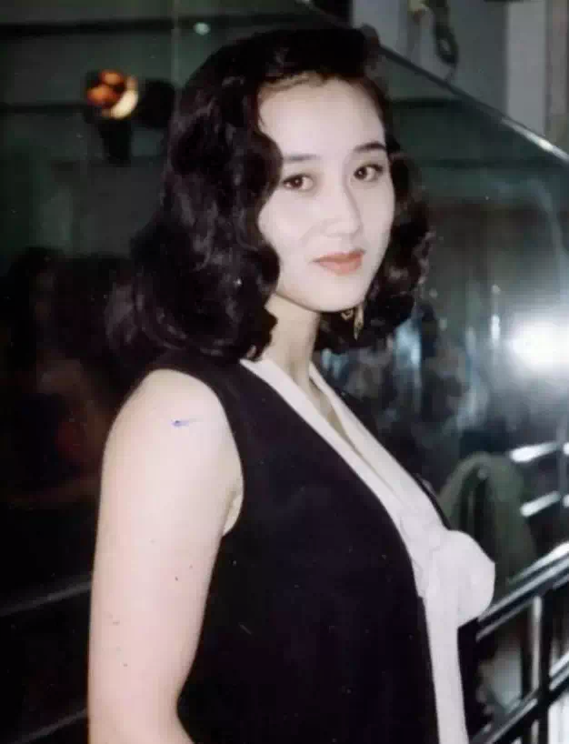 李連杰的老婆是利智,1986年她從國外回到香港,參加了那一年的亞洲小姐