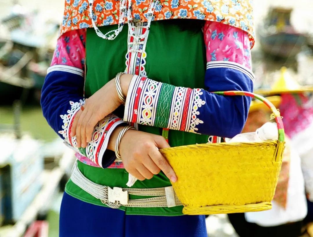 银腰带是惠安女已婚的象征,已婚女性常在手工绣花腰带上搭配银腰链.