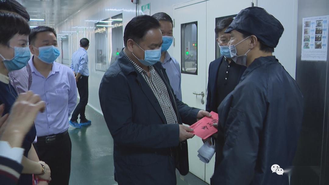 五一国际劳动节来临之际鲁旭东看望慰问劳动模范代表并寄语全区劳动者