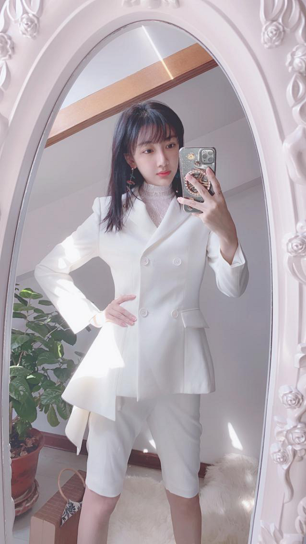 演员吴茉彤演技衣品均在线居家穿搭分享不停