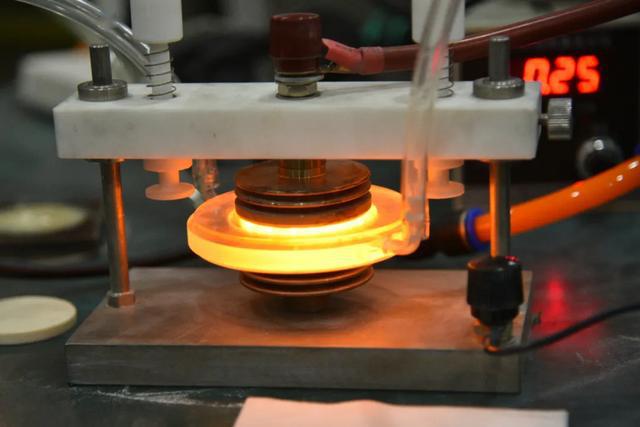 研究背景本文采用低温等离子体的方法氟化处理环氧树脂样片,改变氟化