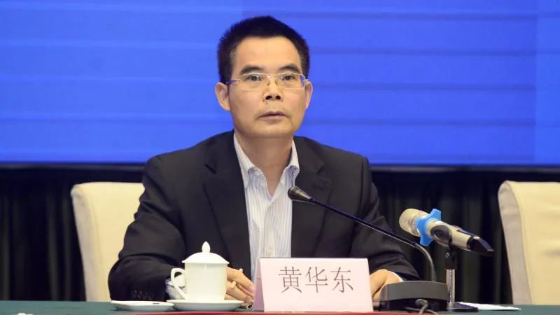 "黄华东介绍,在这个时候推出这两项行动,一是顺应了农村消费升级的