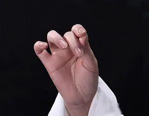 手势:持酒斗式名称:垂露说明:《天女散花》云台上即有之.